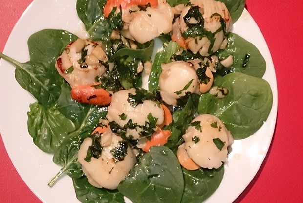 Морские гребешки на подушке из шпината