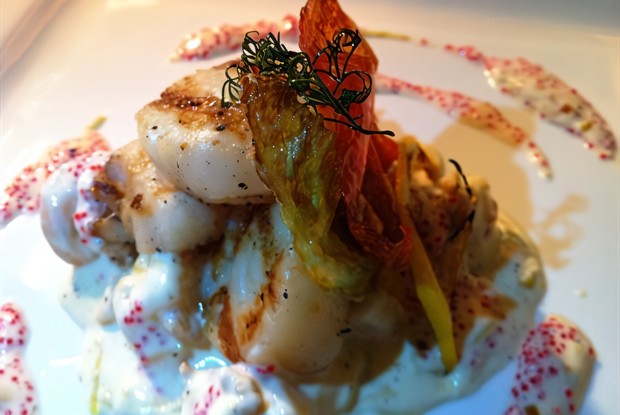 Морские гребешки на подушке из тигровых креветок