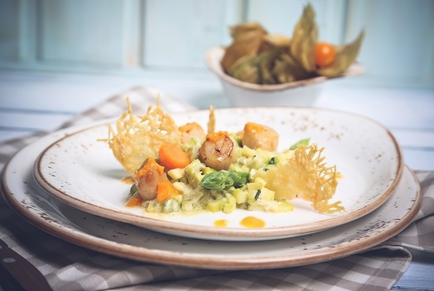 Морской гребешок с овощным ризотто