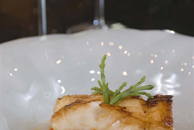 Морской окунь на гриле с миндально-апельсиновым соусом