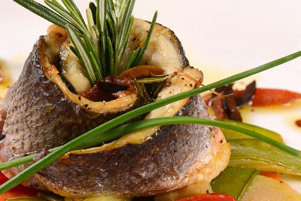 Морской окунь по-ливорнски