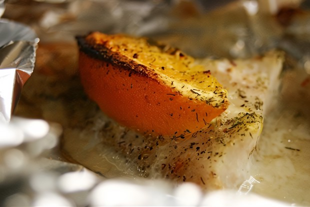 Морской окунь с апельсинами в фольге