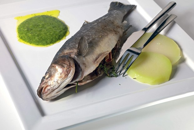 Морской окунь с виноградом, чесноком, луком и лимоном