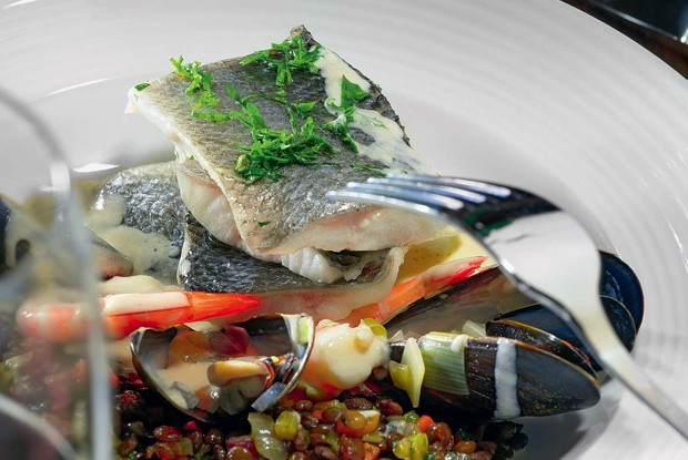 Морской окунь, сваренный в утином жире