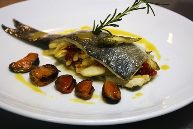 Морской волк, фаршированный овощами, с мидиями и шафрановым маслом