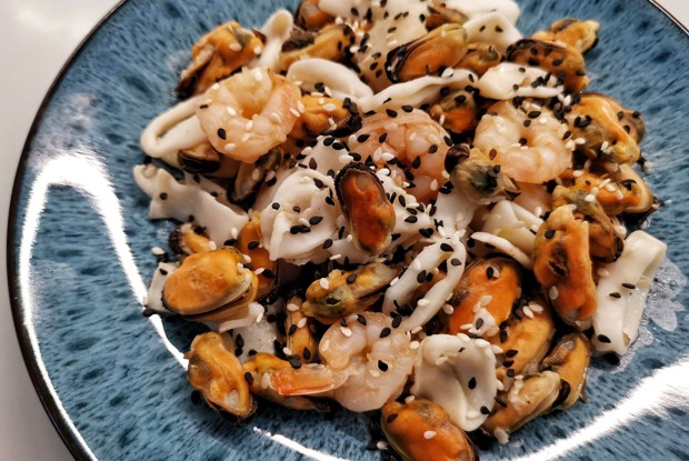 Морской коктейль на сковороде