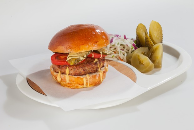 Московская котлета с булочкой, горчицей и соленым огурцом