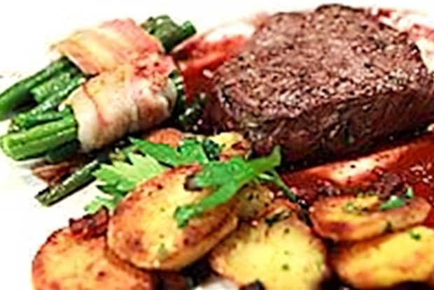 Мраморные говяжьи медальоны с жаренным картофелем по-немецки﻿