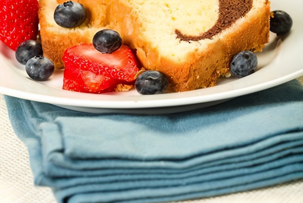 Мраморный пирог с ягодным соусом