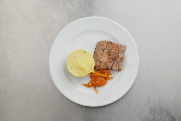 Мраморный сом с рыбным картофельным пюре и маринадом