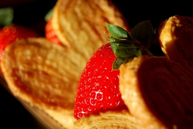 Мускатные сердца из слоеного теста с клубникой