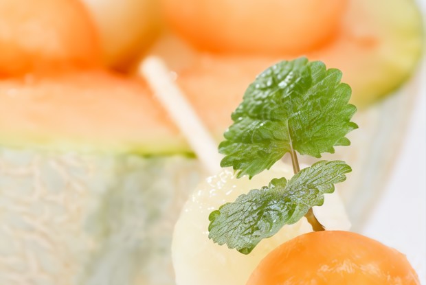 Мускусная дыня на гриле с медово-мятным соусом