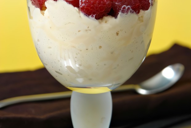 Мусс из белого шоколада с малиной