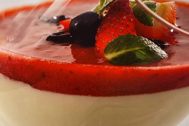 Мусс из йогурта с оливковым маслом и ягодным компотом