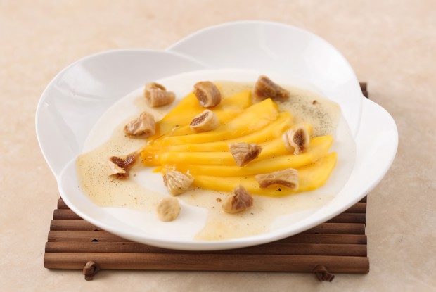 Мусс личи с манго в саке