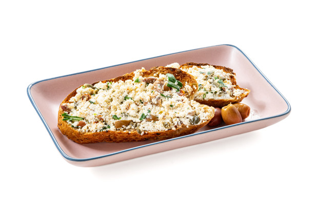 Мягкий сыр из кислого молока с оливками и вялеными томатами