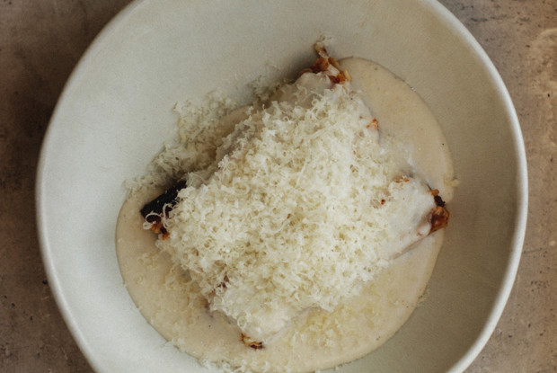 Мясная лазанья с соусом бешамель и цедрой апельсина