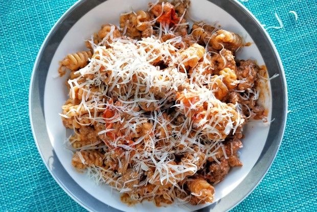 Мясная паста радиатори с томатным соусом