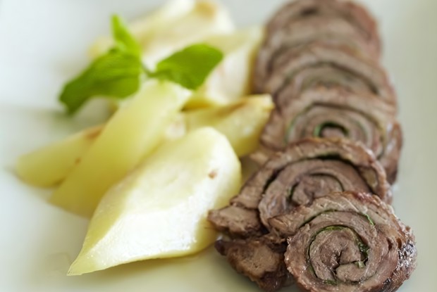 Мясной рулет с фруктами