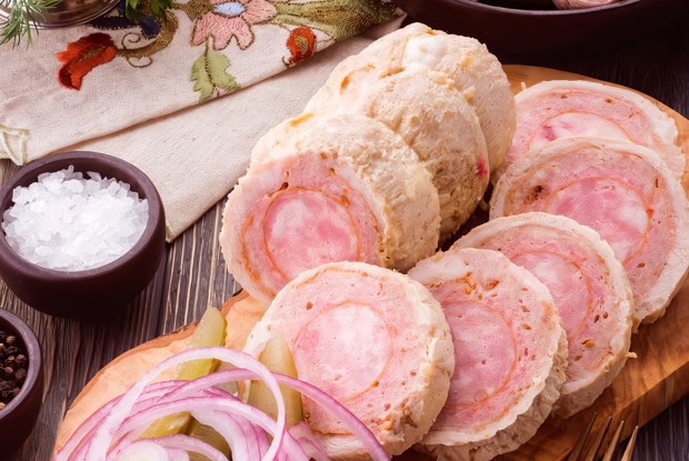 Мясной рулет с колбасой