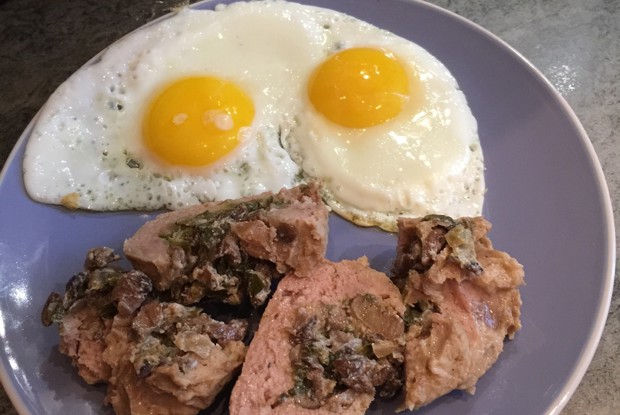 Мясной рулет с начинкой из вешенок