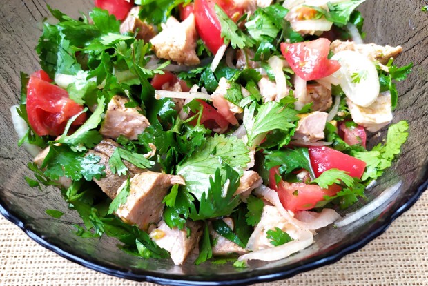 Мясной салат с розовыми помидорами и кинзой