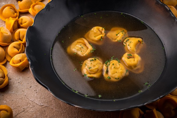 Мясной суп с тортелинни от шеф-повара ресторана