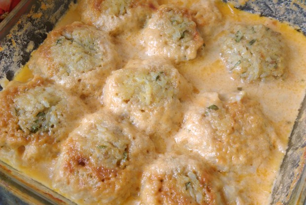 Мясные ежики в сметанном соусе