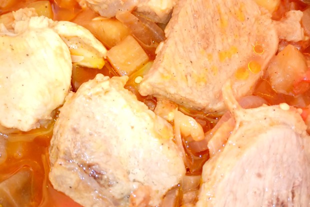 Мясо на овощной подушке в духовке