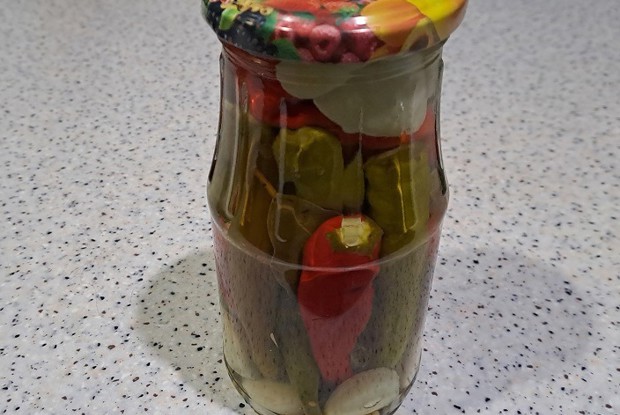 Острый маринованный перец с чесноком