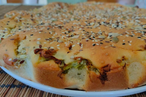 Наливной пирог с капустой и луком на сыворотке