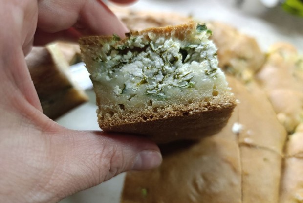 Заливной пирог с творогом и шпинатом