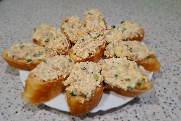 Намазка из тунца с фетой, сметаной и дижонской горчицей