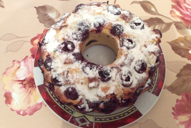 Нарезной вишневый пирог