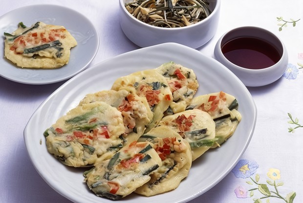 Нарядные рыбные котлеты по-тайски с кусочками красного перца и фасоли