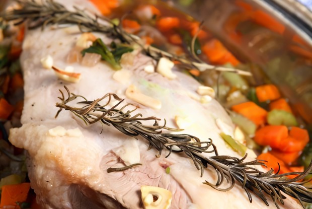 Нашпигованная чесноком баранина с розмарином