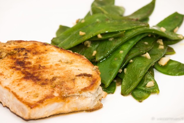 Натуральные свиные котлеты фаршированные зеленым маслом с стручковым горошком