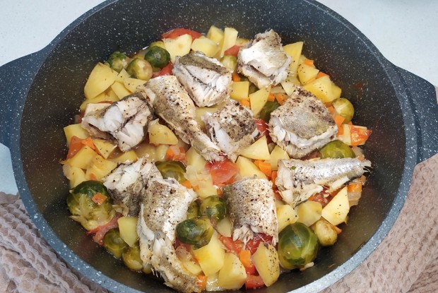 Навага с картофелем и овощами