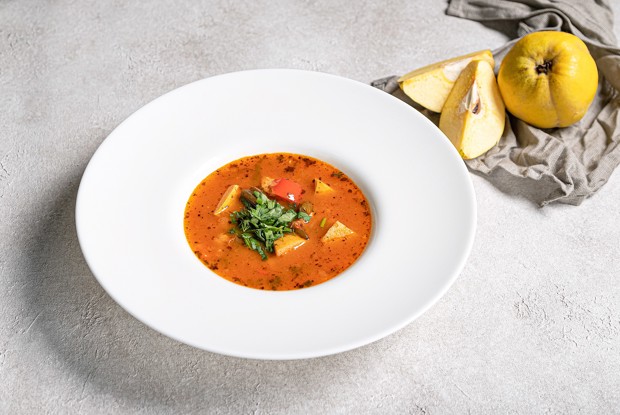 Наваристый суп из айвы с нутом и бамией