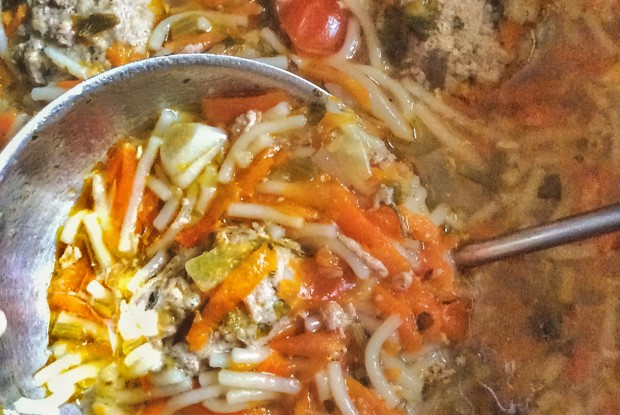 Наваристый суп с говяжьими тефтелями