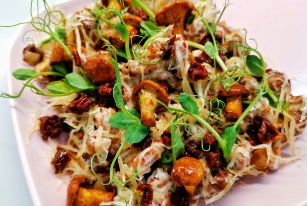 Нежные сливочно-сырные лисички с вялеными томатами