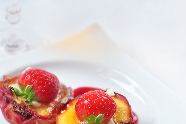 Нектарины с творогом и клубникой