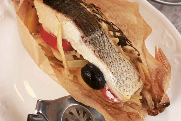 Нельма с овощами, запеченная в пергаменте