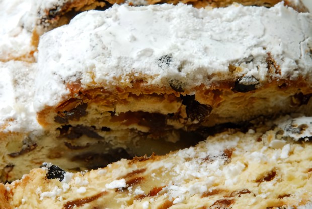 Немецкий рождественский штоллен с изюмом