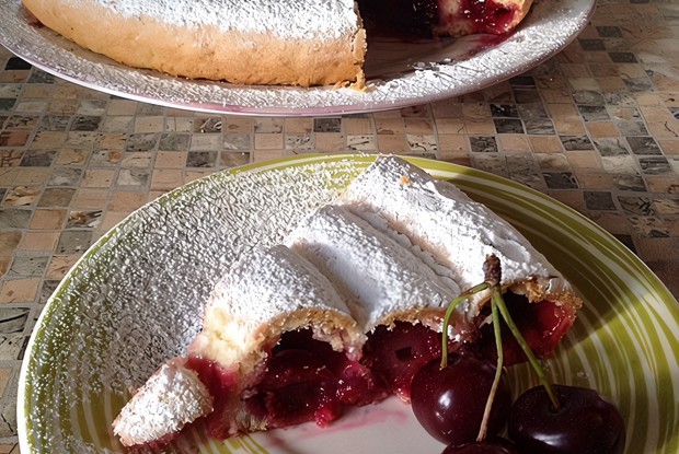 Необычный вишневый пирог на кефирном тесте