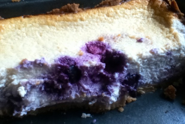 «Неправильный» чизкейк с черникой