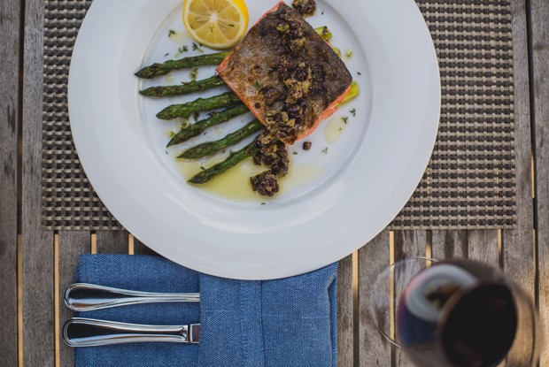 Нерка со спаржей и оливковой сальсой