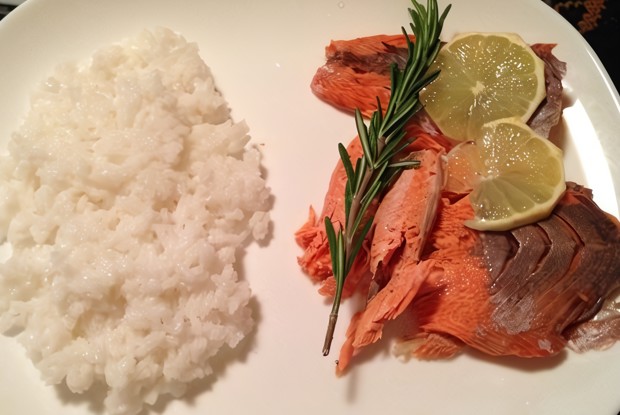 Нерка, запеченная в морской соли с лимонной цедрой