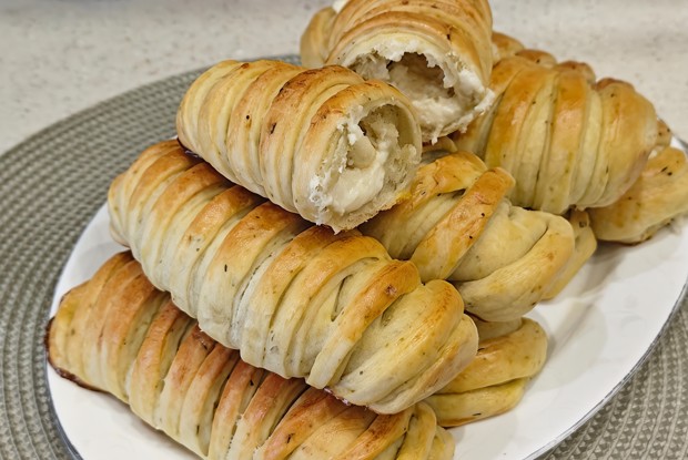 Несладкие булочки с песто и сыром