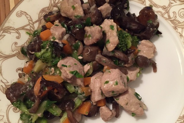 Нежная свинина с тушеными овощами, грибами и пряностями